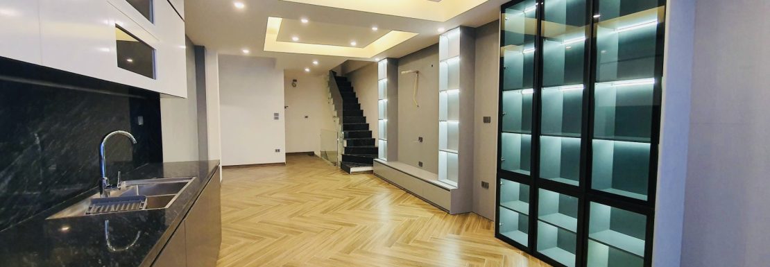Nhà phố Trạm lô góc đẹp, tiện nghi đầy đủ: gara ôtô tải, thang máy, diện tích 51m, 6 tầng. Gần AEON Long Biên, sân golf Long Biên, cầu Vĩnh Tuy, chợ dân sinh. Phòng ngủ rộng rãi, tặng full nội thất