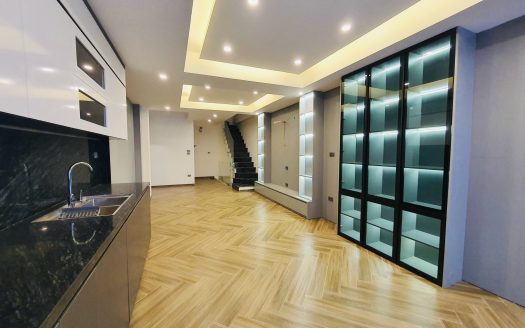 Nhà phố Trạm lô góc đẹp, tiện nghi đầy đủ: gara ôtô tải, thang máy, diện tích 51m, 6 tầng. Gần AEON Long Biên, sân golf Long Biên, cầu Vĩnh Tuy, chợ dân sinh. Phòng ngủ rộng rãi, tặng full nội thất