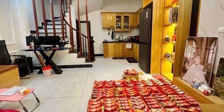 Bán Nhà Ngô Gia Tự gần chợ Diêm Gỗ, Long Biên 5T, 35m2 giá 2,95 tỷ