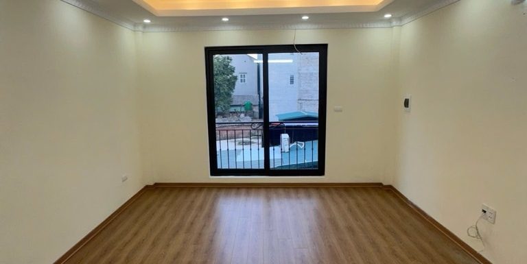 Bán Nhà Cổ Linh, Long Biên 33m2, 5T giá 6,55 tỷ (phía trước thoáng sáng)