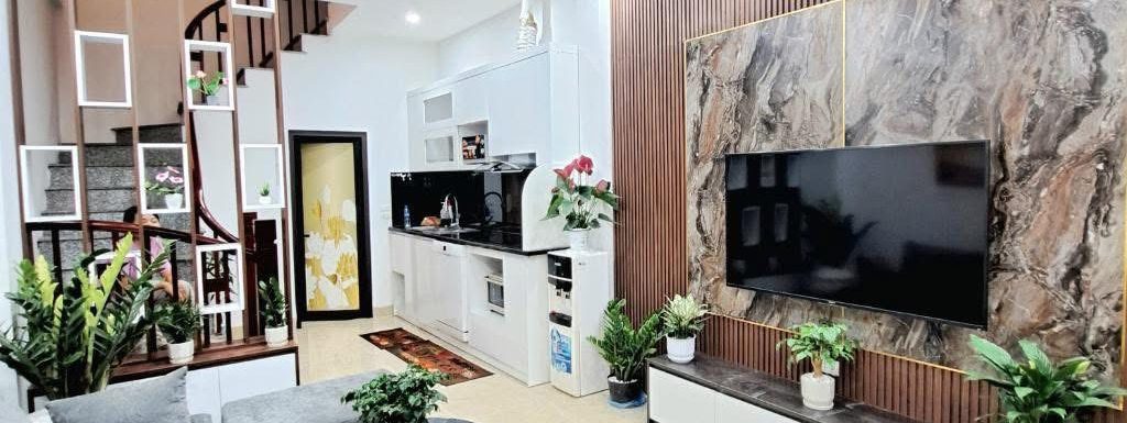 -	Bán Nhà Ngô Gia Tự, Phường Việt Hưng, Long Biên 5T, 33m2 giá 6,8 tỷ (Nhà cách ô tô đỗ 25m)