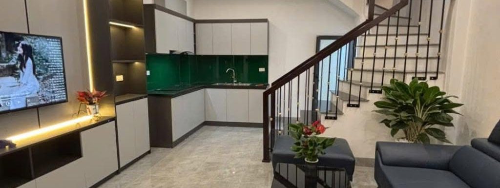 Cần Bán Nhà Chu Huy Mân, Long Biên 33m2, 5T chỉ 6,85 tỷ ( giá thương lượng)